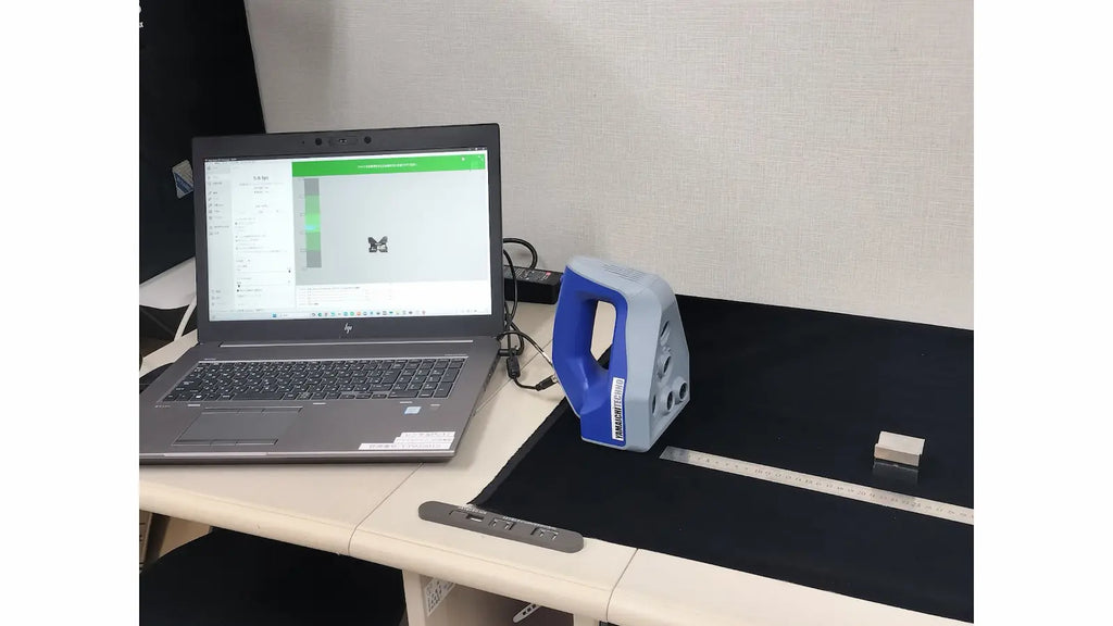 3Dスキャナで黒色素材を敷くと、金属光沢のある部品もうまくスキャンできるかもしれない