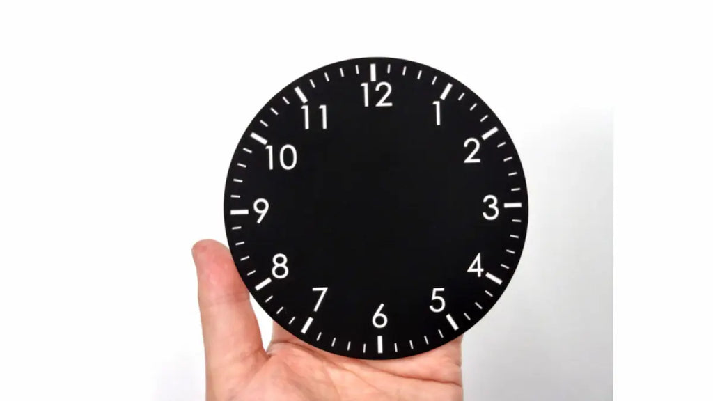 反射を抑えた白黒反転文字パネルはコントラストが高い