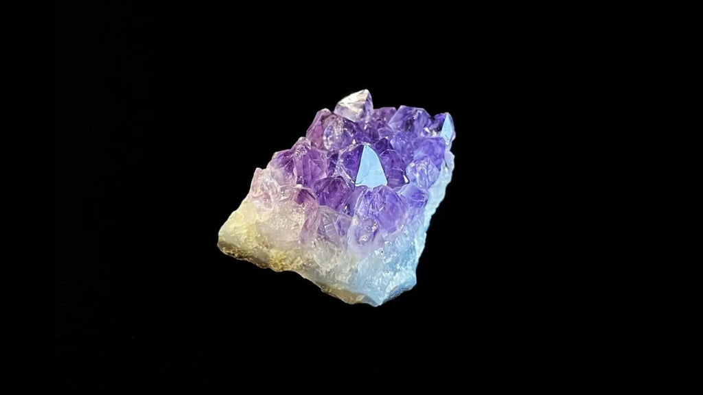宇宙に浮かんだ宝石?!鉱石アメジストを美しく撮る方法
