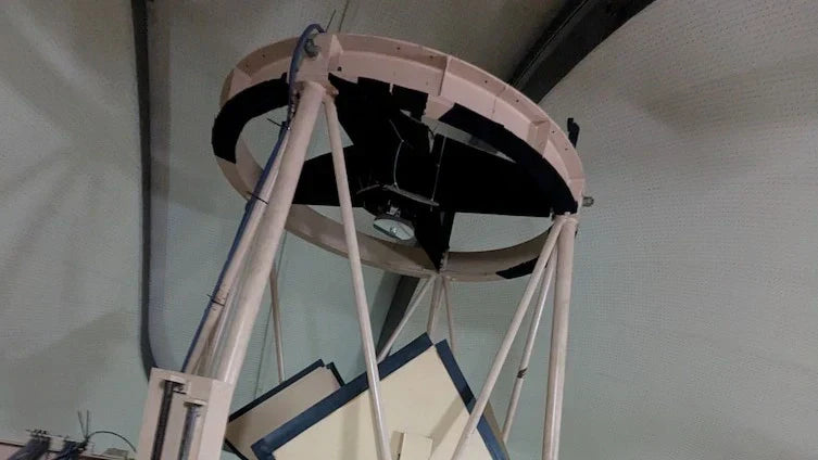 1.3m望遠鏡の副鏡(セカンダリーミラー)周辺の構造。鏡筒内部や遮光板など、迷光が発生しやすい箇所に「ファインシャット極」が施工されており、観測データのノイズ低減に貢献している。