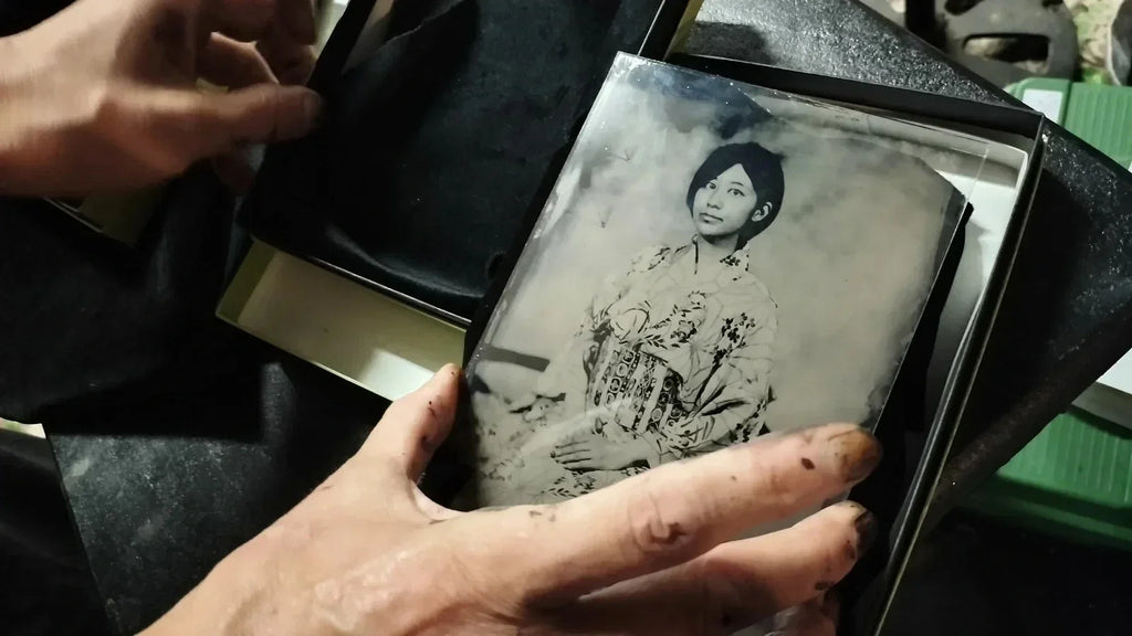 化粧箱の内張りの黒素材「無反射植毛布」|湿板写真スタジオの選定理由