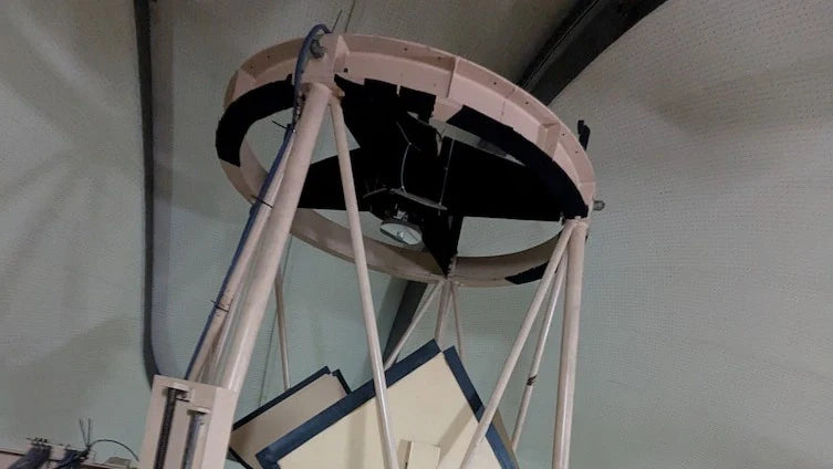 1.3m望遠鏡の副鏡（セカンダリーミラー）周辺の構造。鏡筒内部や遮光板など、迷光が発生しやすい箇所に「ファインシャット極」が施工されており、観測データのノイズ低減に貢献している。